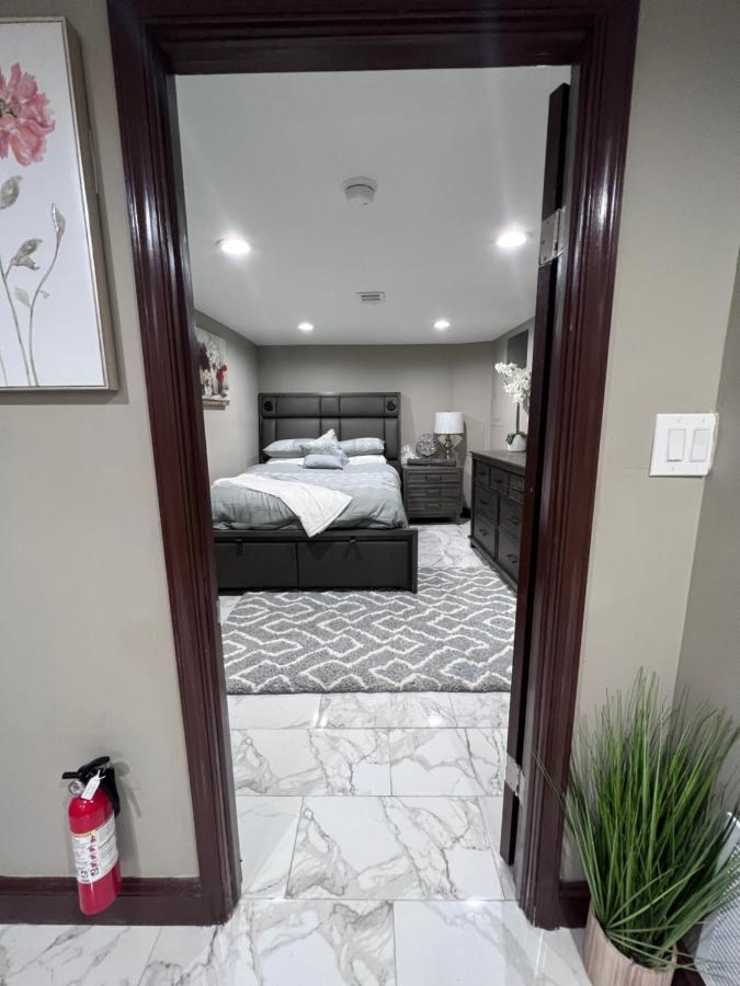 Luxury 1 Bedroom In Apartment *