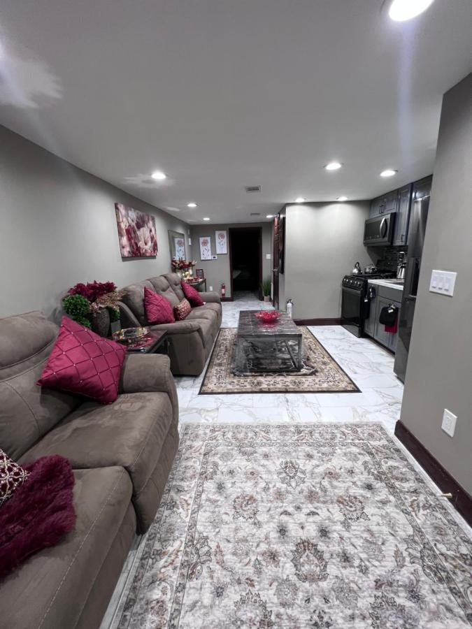 Luxury 1 Bedroom In Apartment *