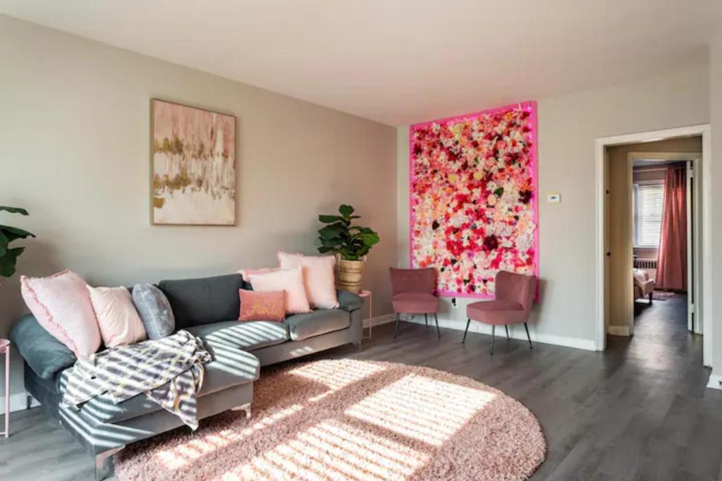 Pink Palace #2, 1-bedroom Full Apt, Free Parking *