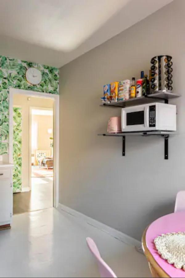Pink Palace #2, 1-bedroom Full Apt, Free Parking Apartment *