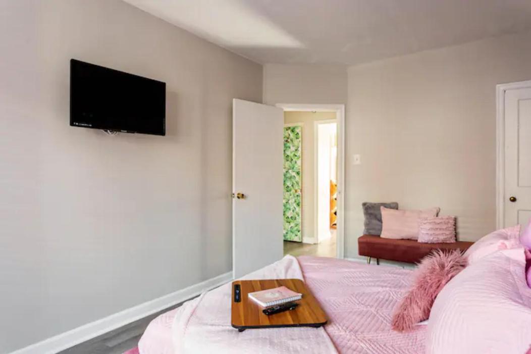Pink Palace #2, 1-bedroom Full Apt, Free Parking *
