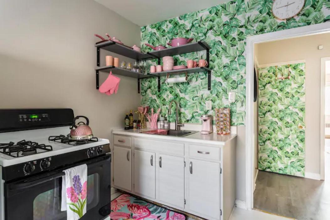 Pink Palace #2, 1-bedroom Full Apt, Free Parking
