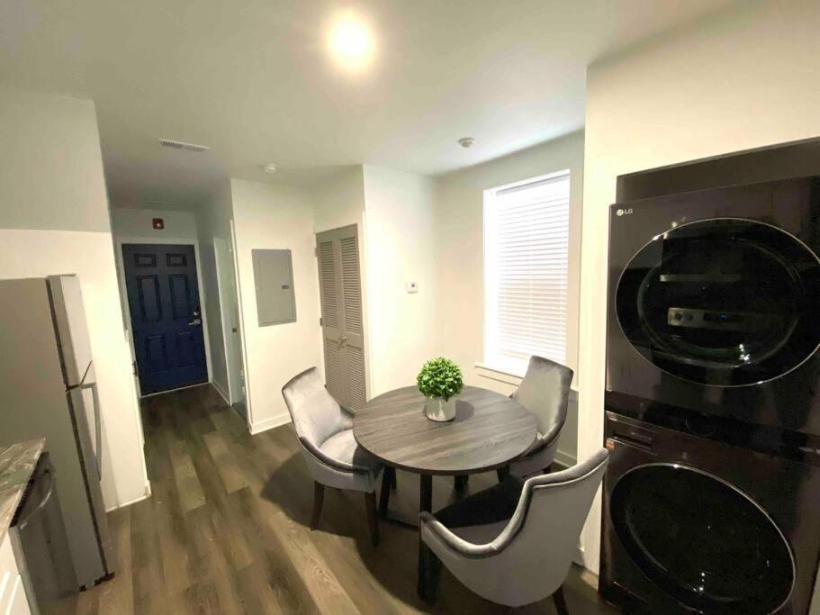 Lovely Modern 1-Bedroom Rental Unit W/ Kitchen *