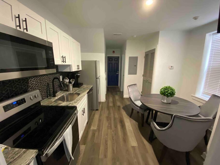 Lovely Modern 1-Bedroom Rental Unit W/ Kitchen