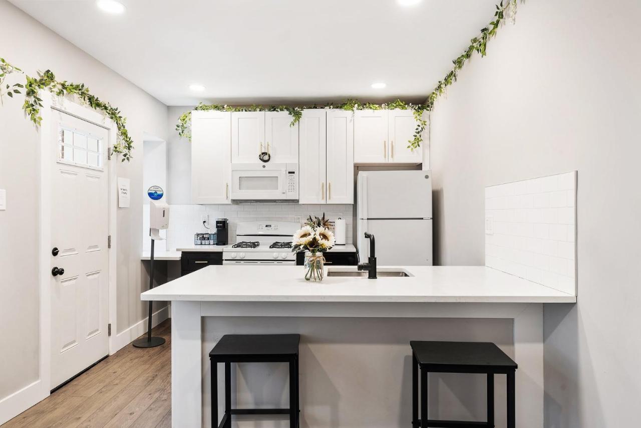The Flower House- 2 Bdr W King Bed & 2 Private Bath * Philadelphia