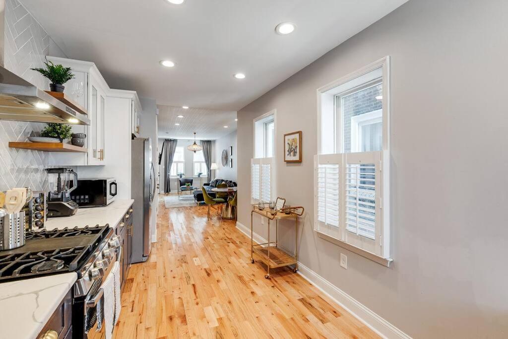 Trendy Fairmount Gem-5 Star Location, Roof Deck, Parking, Gr8 For Families Apartment