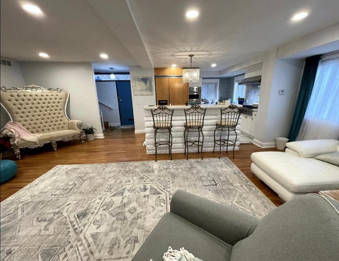 A Regal Retreat- Exclusive Parking, Prime Location Apartment *