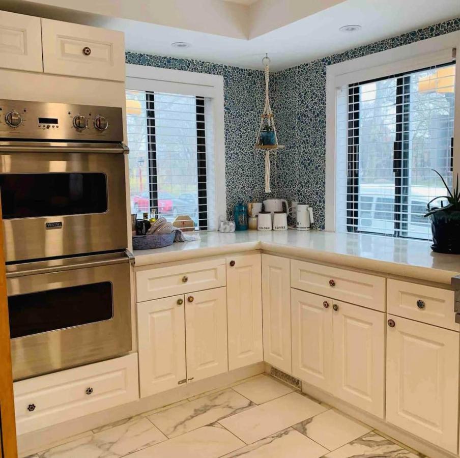 Apartment A Regal Retreat- Exclusive Parking, Prime Location *
