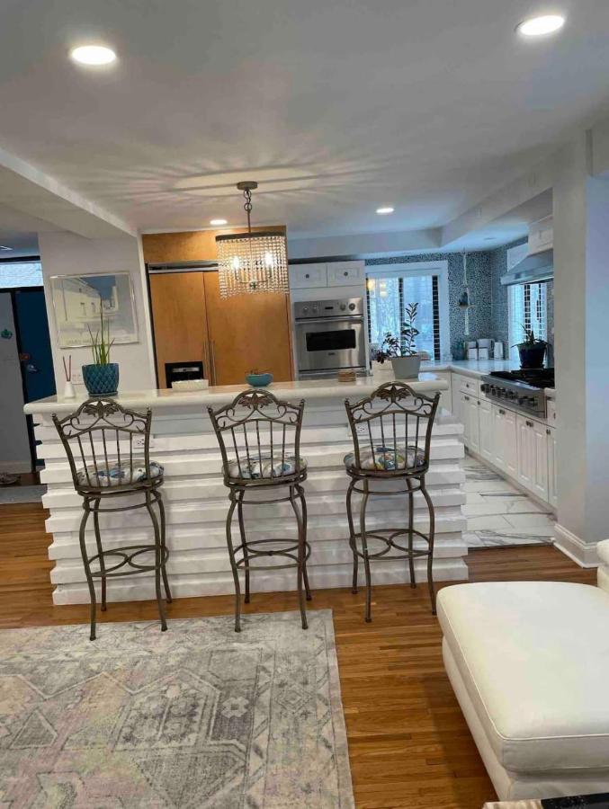 A Regal Retreat- Exclusive Parking, Prime Location Apartment *