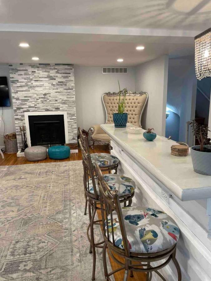Apartment A Regal Retreat- Exclusive Parking, Prime Location *