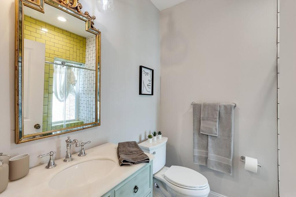 Trendy Fairmount Gem-5 Star Location, Roof Deck, Parking, Gr8 For Families Apartment