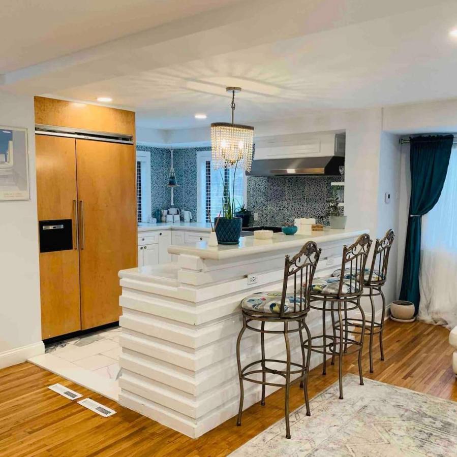 A Regal Retreat- Exclusive Parking, Prime Location Apartment *