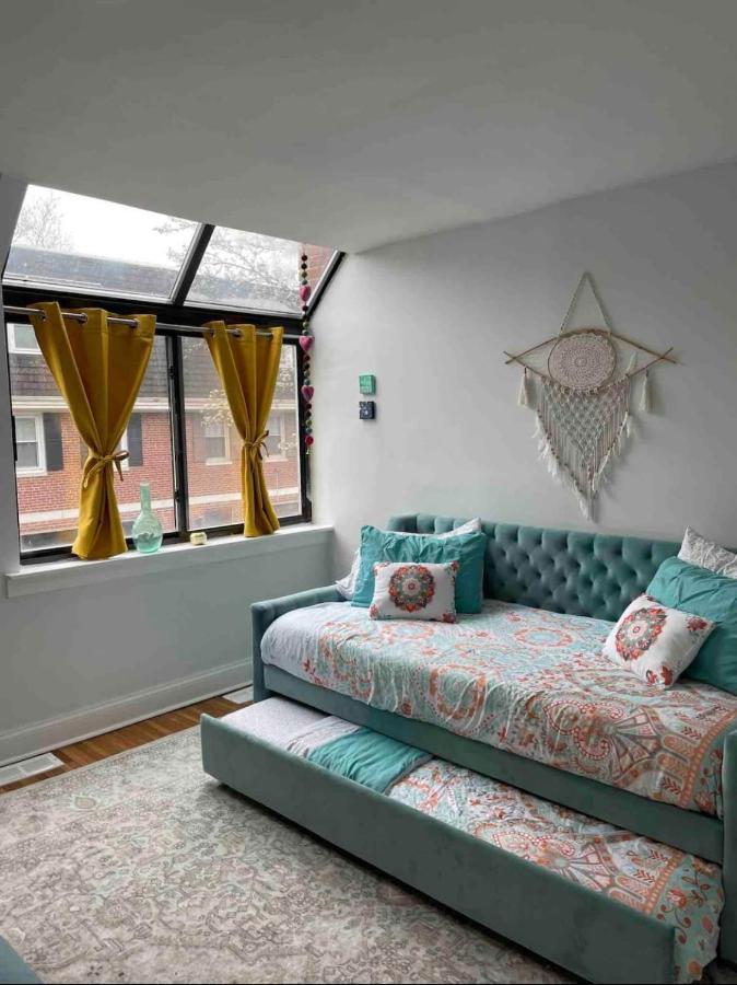 A Regal Retreat- Exclusive Parking, Prime Location Apartment