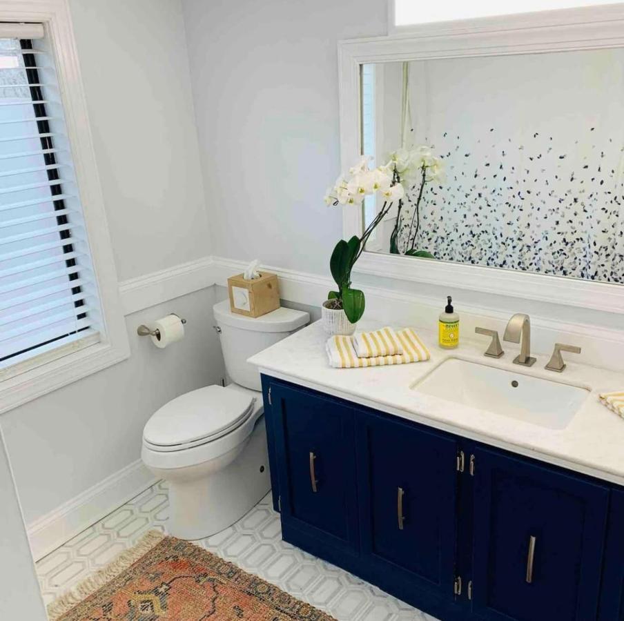 A Regal Retreat- Exclusive Parking, Prime Location Apartment *