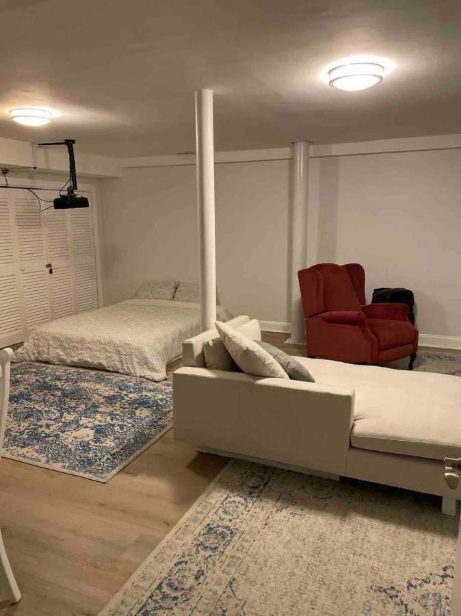 A Regal Retreat- Exclusive Parking, Prime Location Apartment Philadelphia
