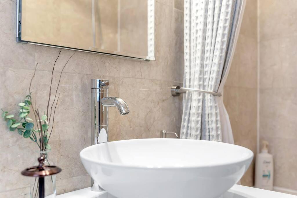 Heart Of Old City! The Liberty Room! Wifi/neflix Apartment