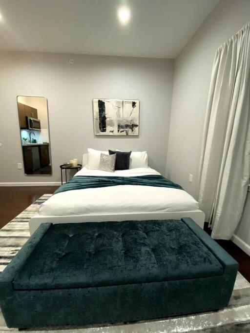 High Rise Gem Queen Bed Apartment *