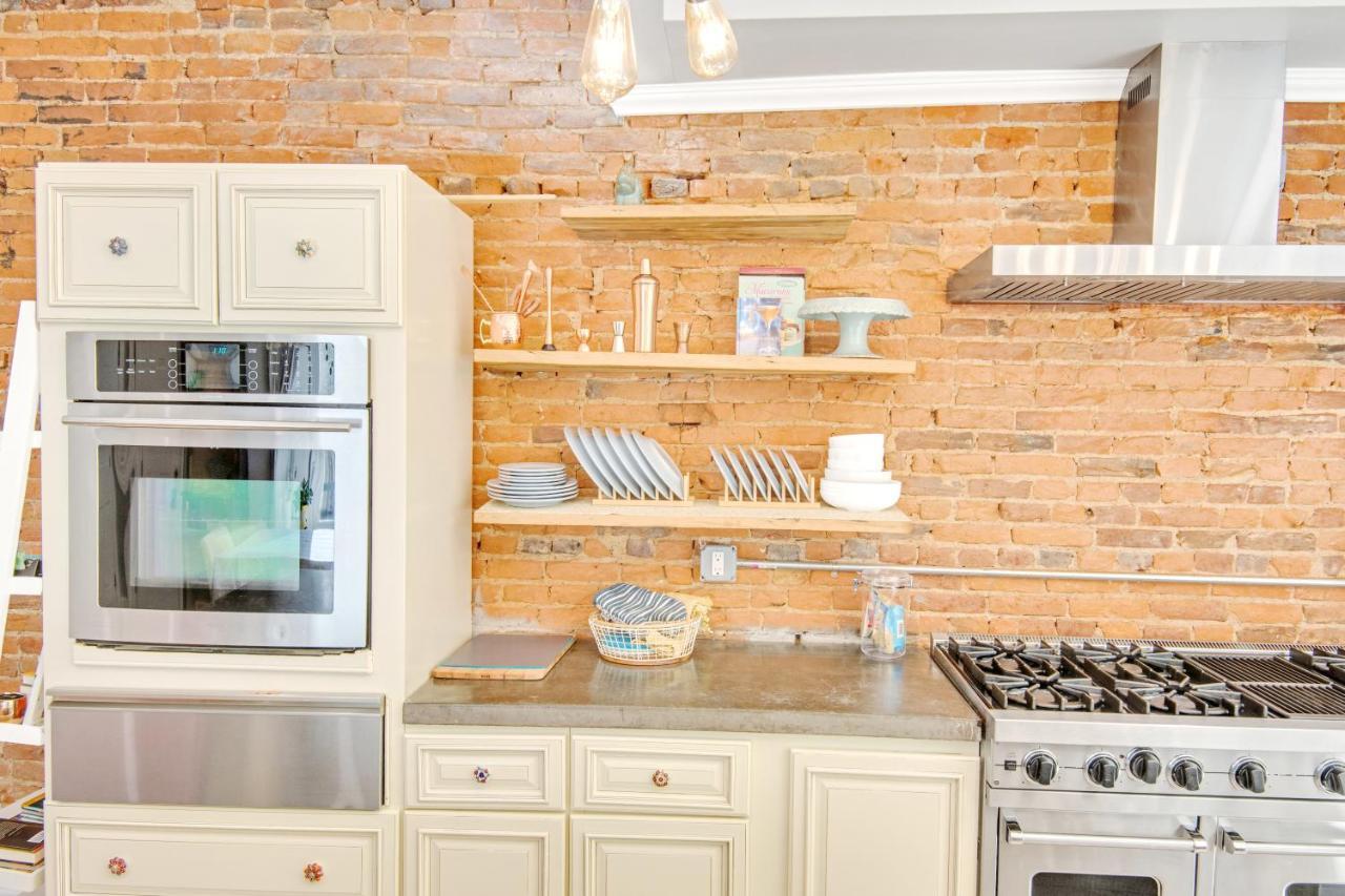 Spacious Oasis - Parking, Private Patio & Roofdeck