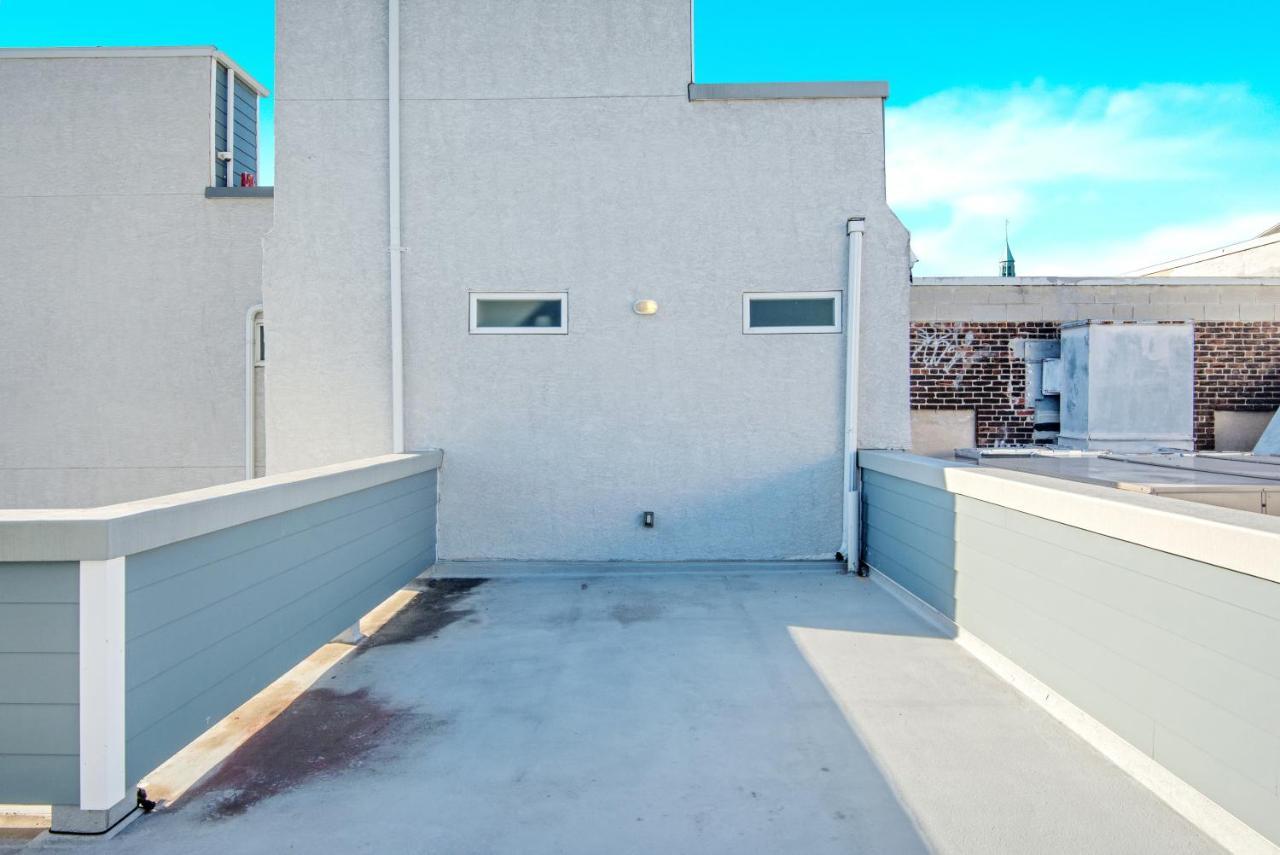 Spacious Oasis - Parking, Private Patio & Roofdeck *