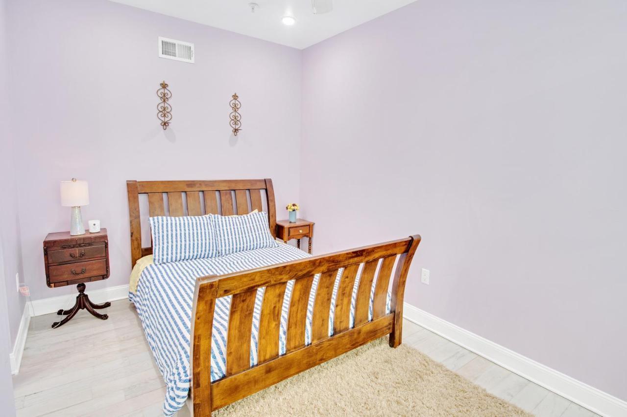 Spacious Oasis - Parking, Private Patio & Roofdeck Apartment