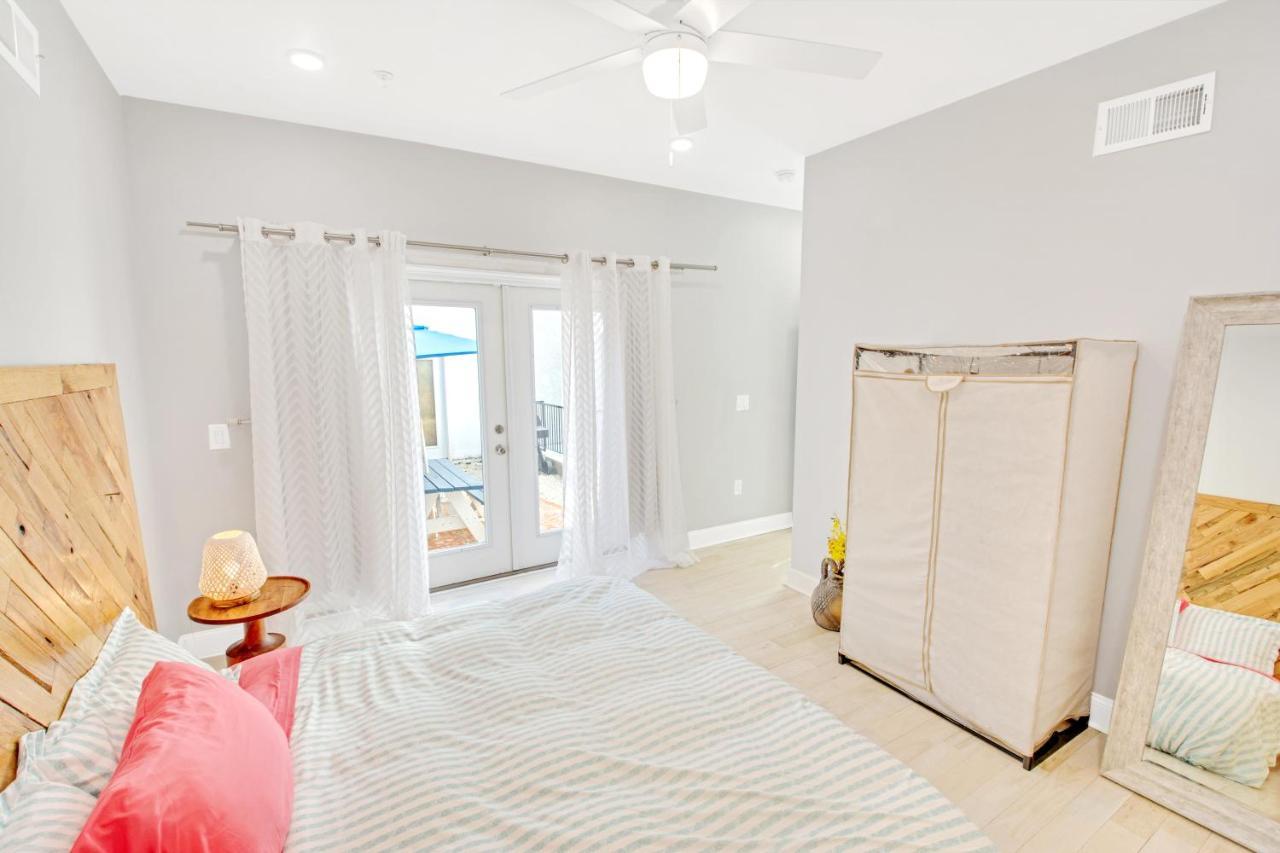Apartment Spacious Oasis - Parking, Private Patio & Roofdeck *