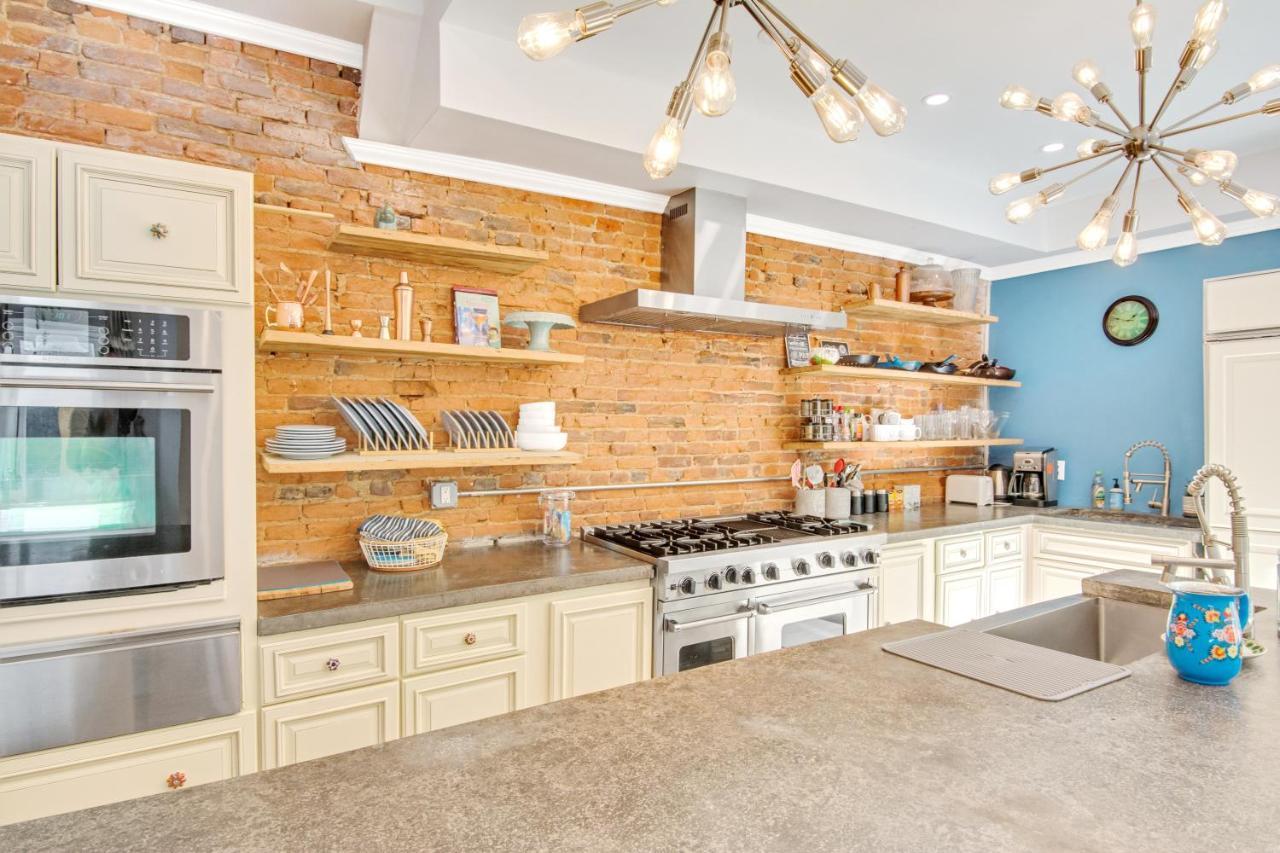 Spacious Oasis - Parking, Private Patio & Roofdeck Apartment *