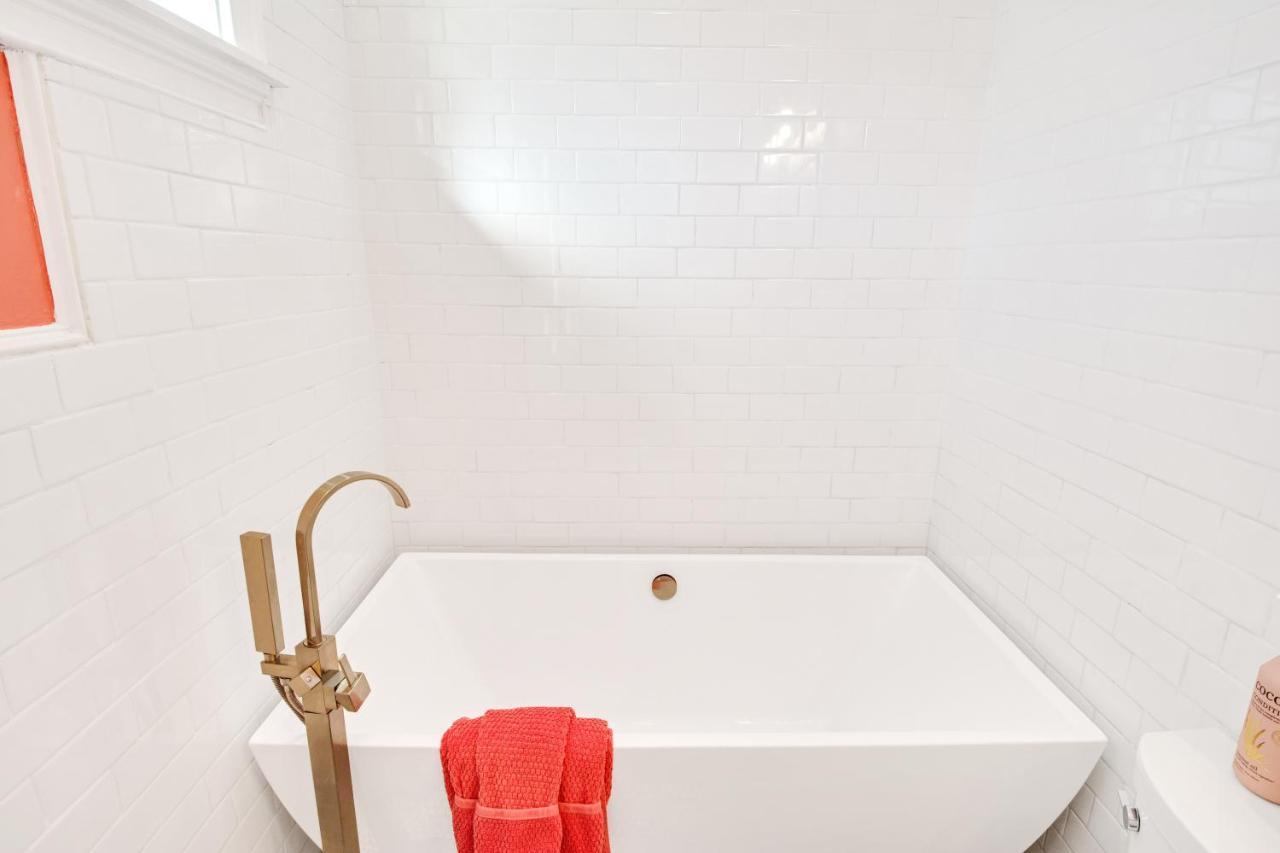 Spacious Oasis - Parking, Private Patio & Roofdeck Apartment *
