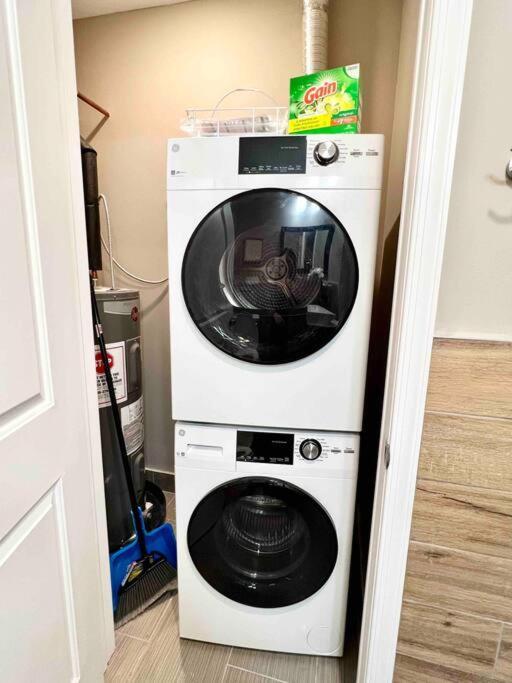 Apartment 402 Stylish Luxe At Center Self Check-in *