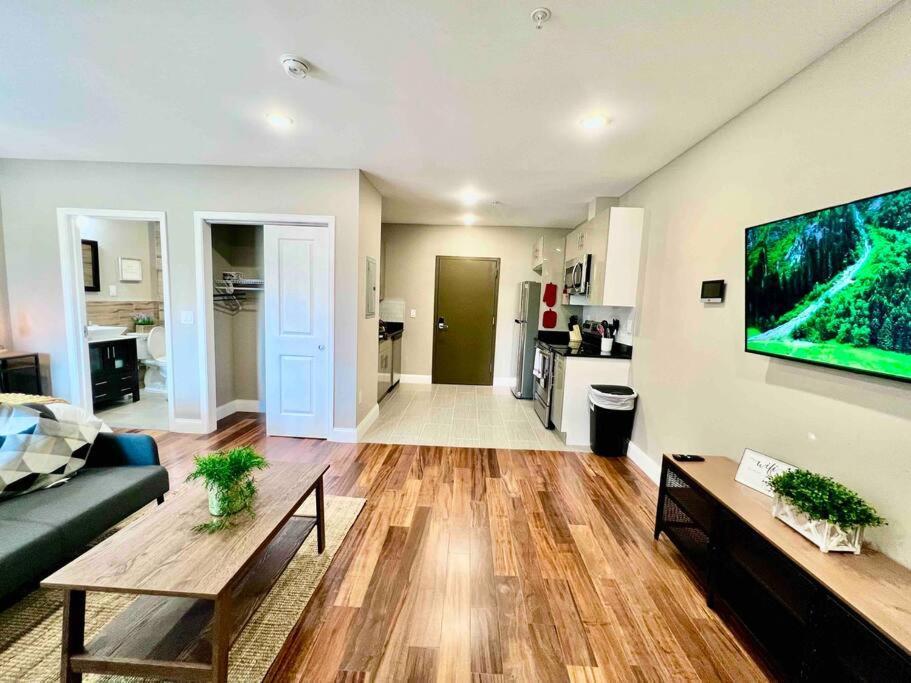 402 Stylish Luxe At Center Self Check-in