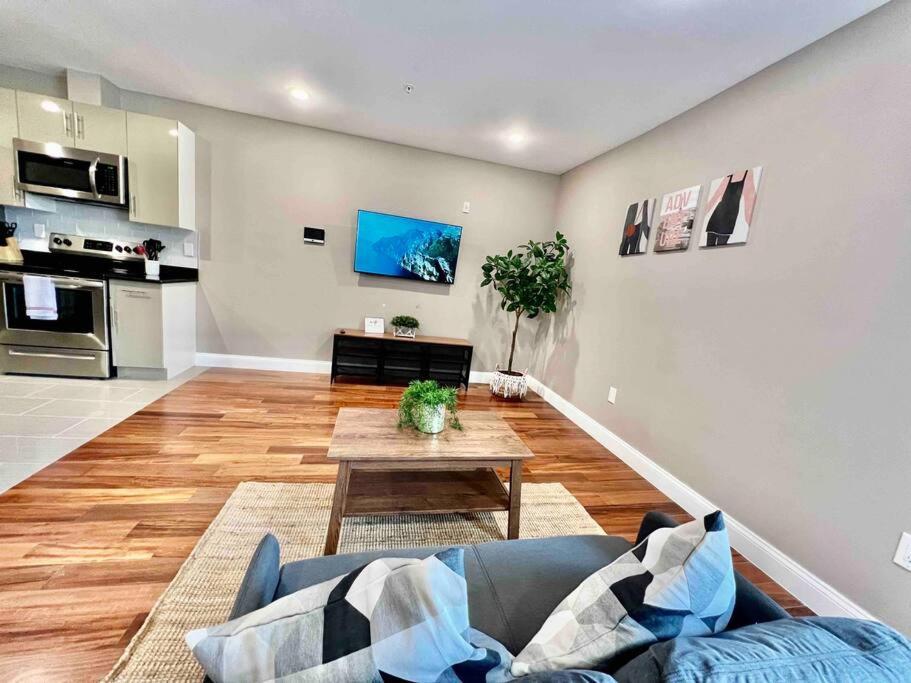 Apartment 402 Stylish Luxe At Center Self Check-in *