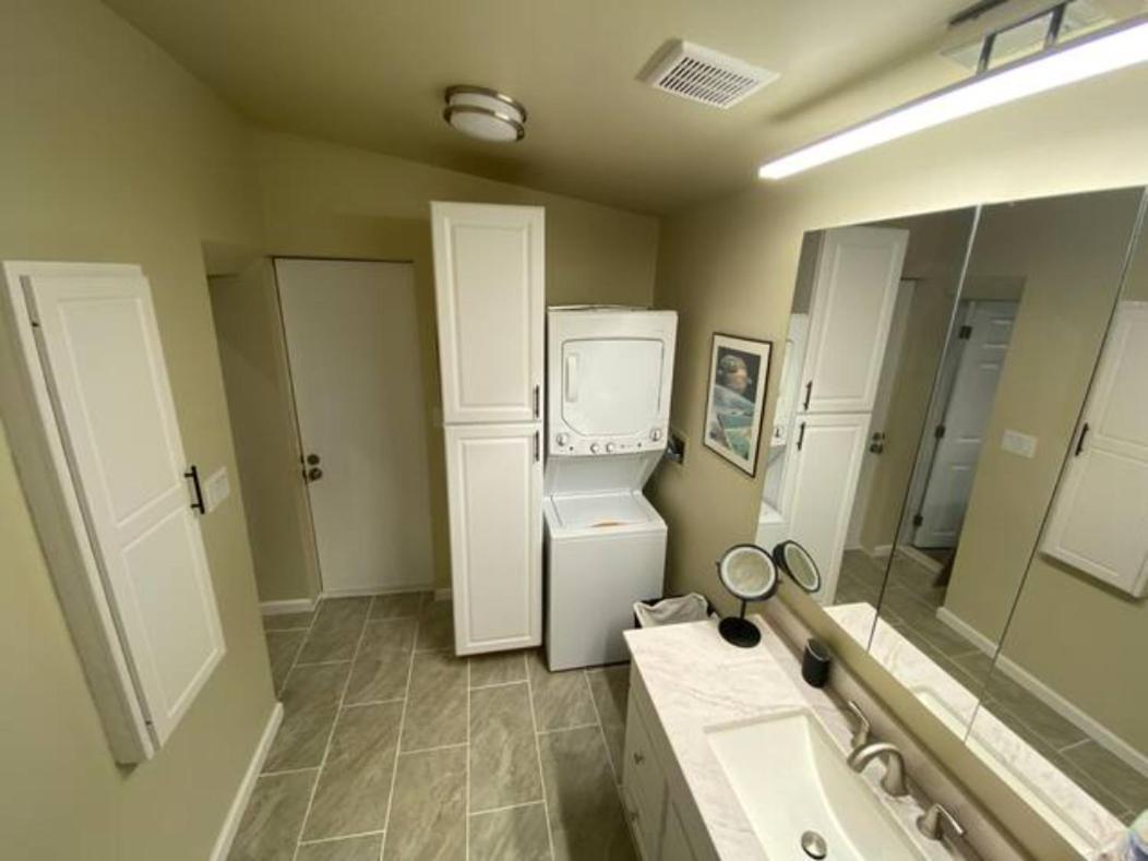 Apartment Studio W Full Kitchen Fast Wifi 60 Inch Tv *