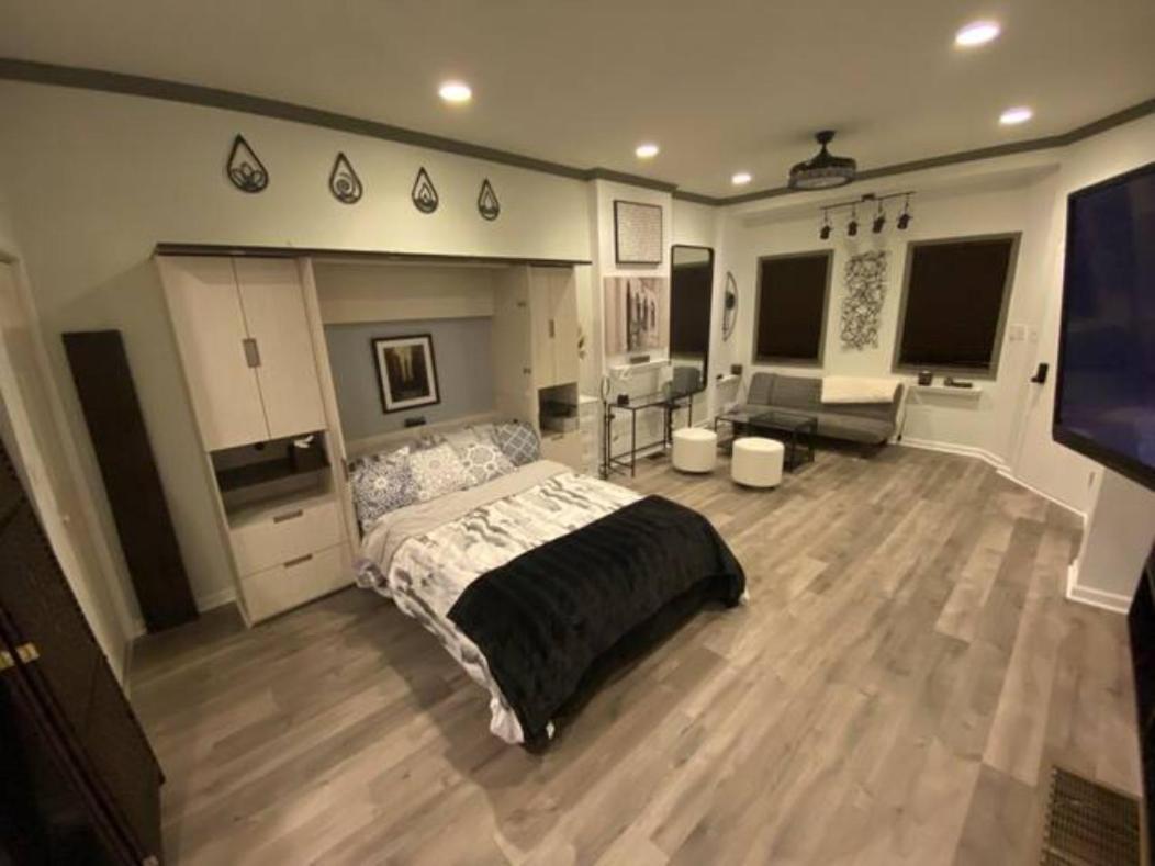 Apartment Studio W Full Kitchen Fast Wifi 60 Inch Tv *