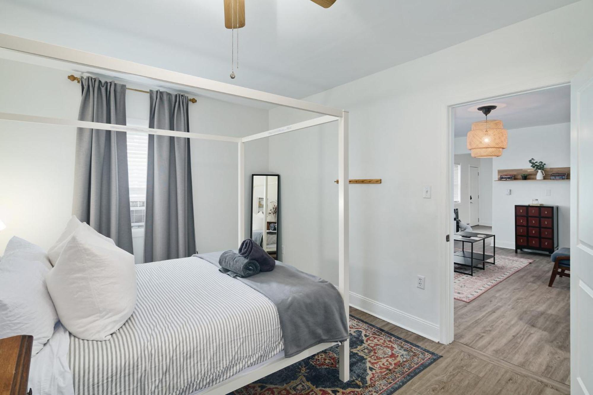 Stroll To Main St: 2br On The Park Apartment Philadelphia