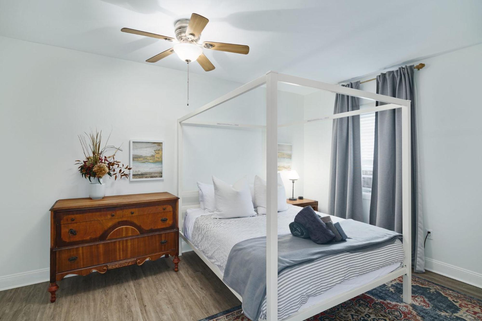 Stroll To Main St: 2br On The Park Apartment *