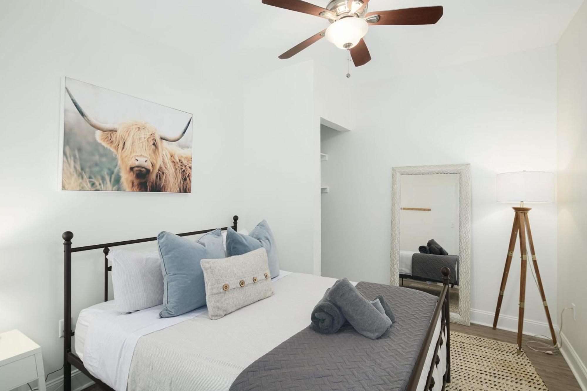 Stroll To Main St: 2br On The Park Philadelphia