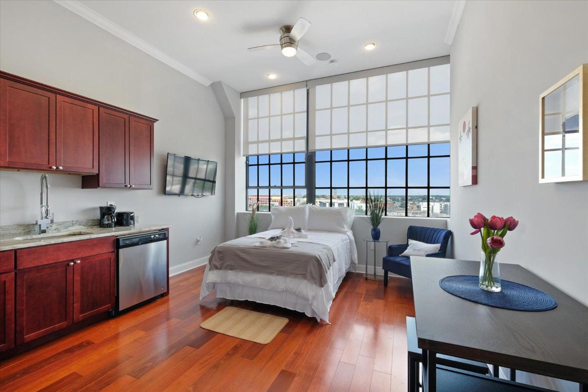 Luxury Near Center *