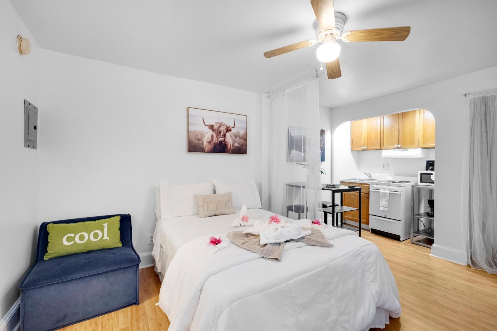 Prime Near Attractions Apartment *