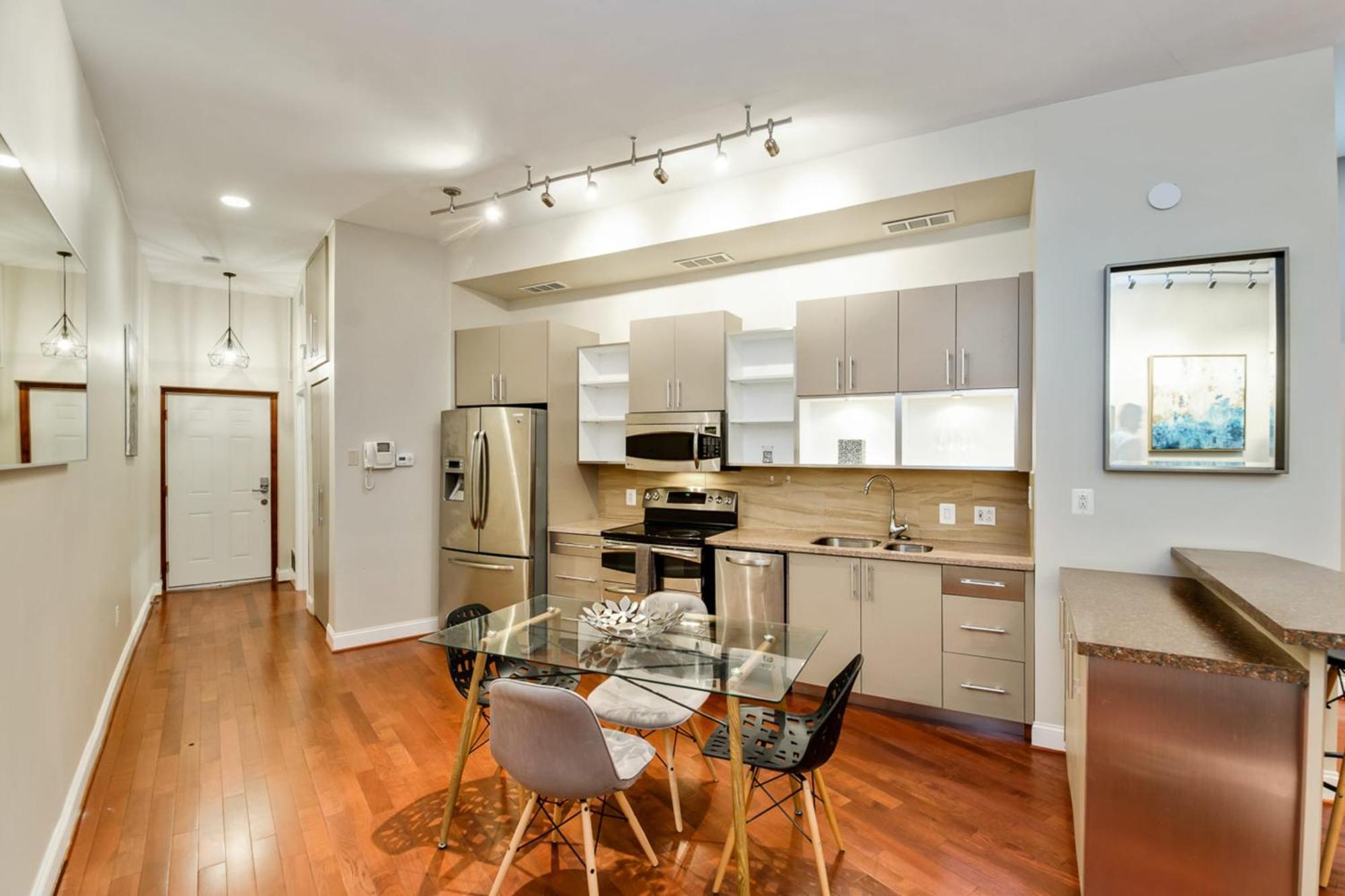 The Dreamers Loft - Stylish 1bd In Center City Apartment
