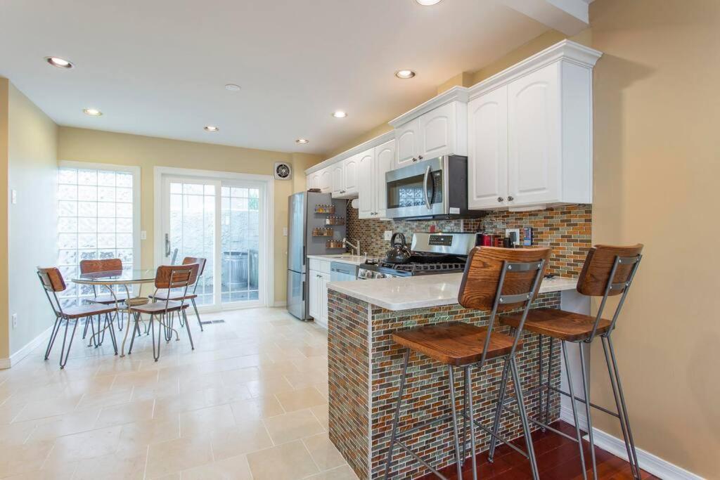 Walk Everywhere From Renovated 3bd Bella Vista Gem *