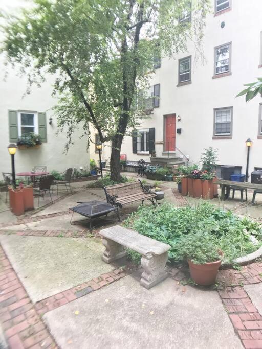 Center Townhome In Quiet Courtyard Philadelphia