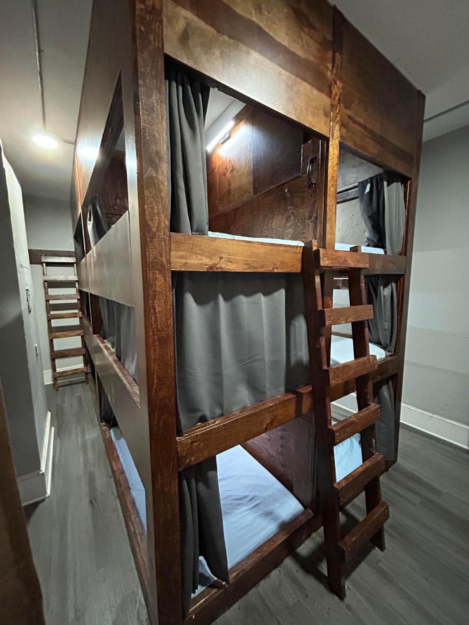 Philly Coed Dorm!! 15 Min Train To Center City!! *