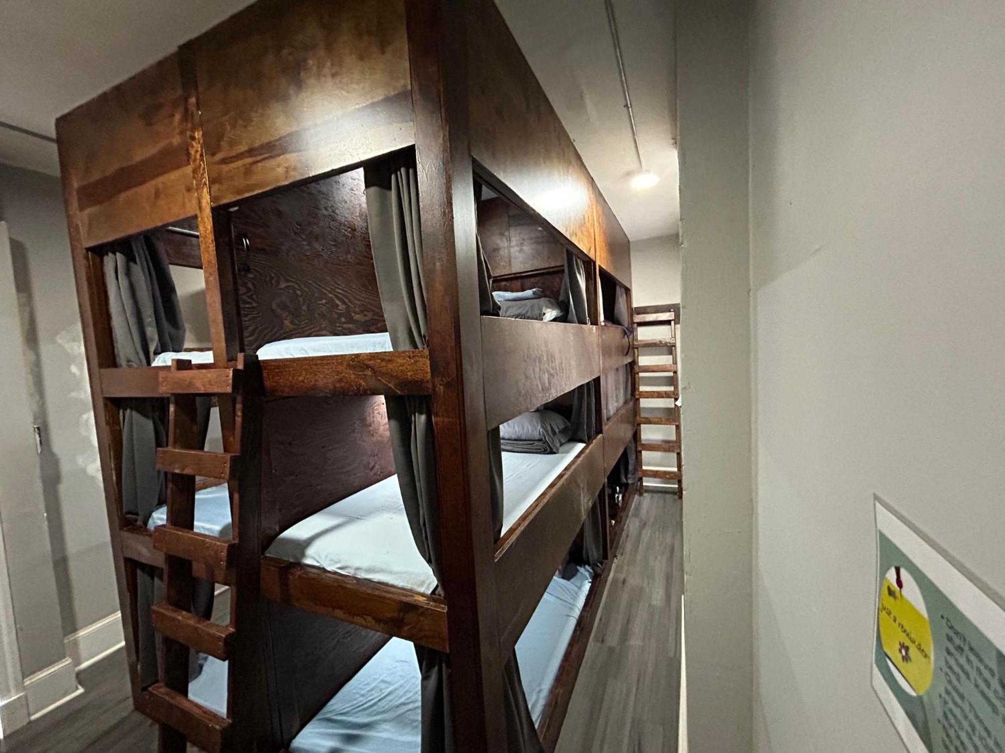 Philly Coed Dorm!! 15 Min Train To Center City!! Hostel *