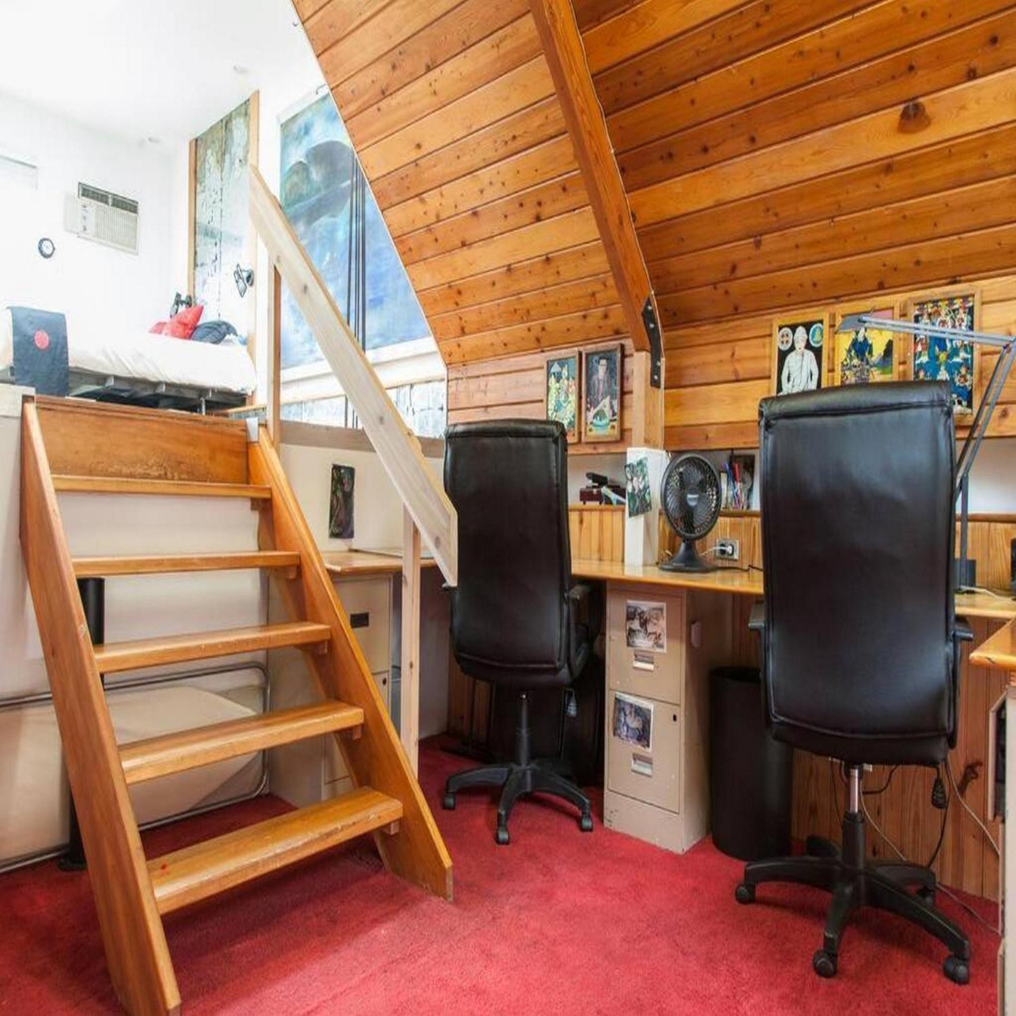 One-of-a-kind Artist's In Fairmount Holiday home *