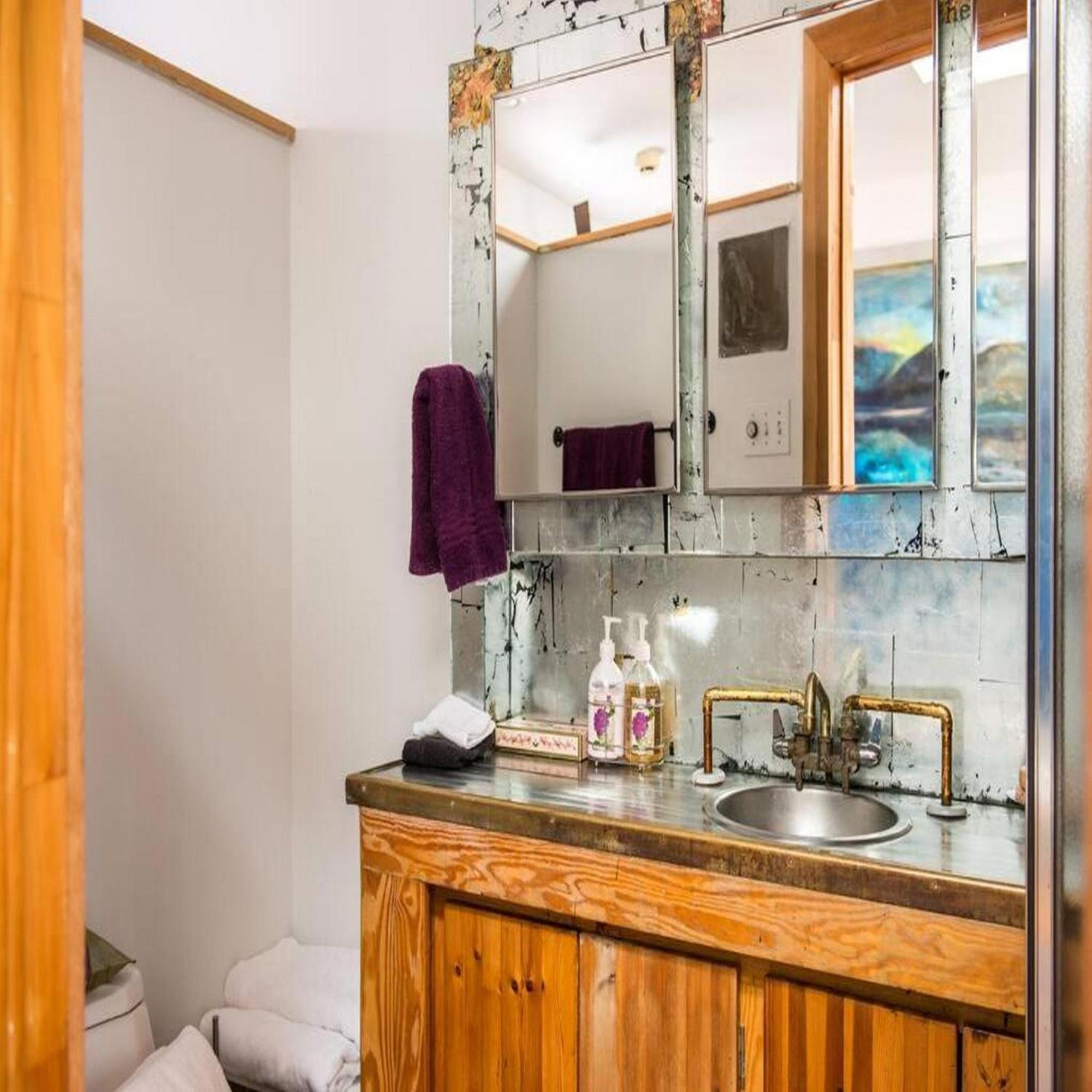 One-of-a-kind Artist's In Fairmount Holiday home
