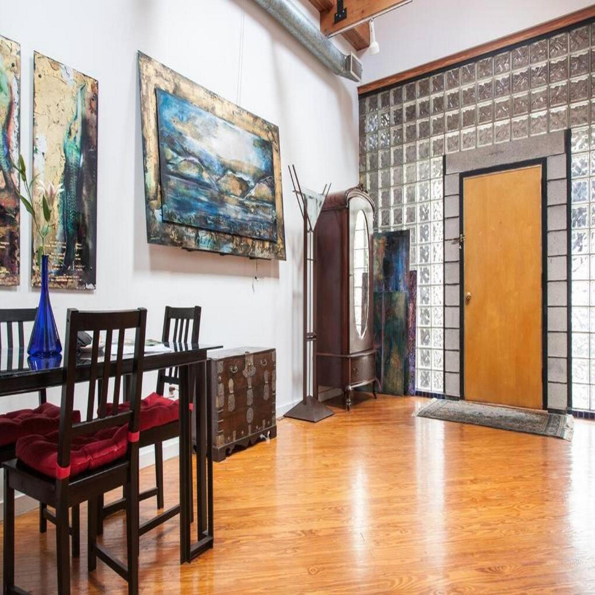 One-of-a-kind Artist's In Fairmount Holiday home *