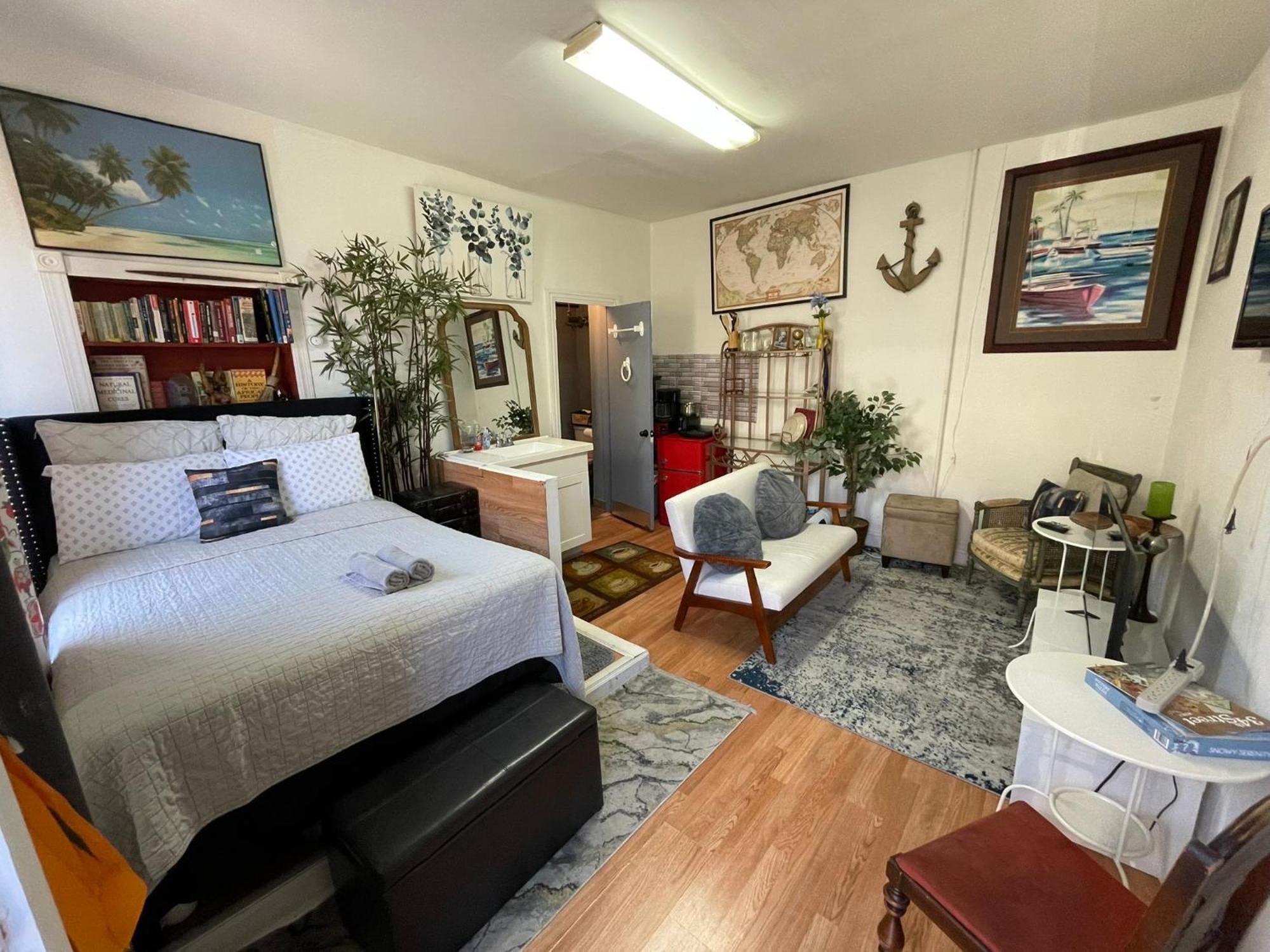 Charming Flat Near Center