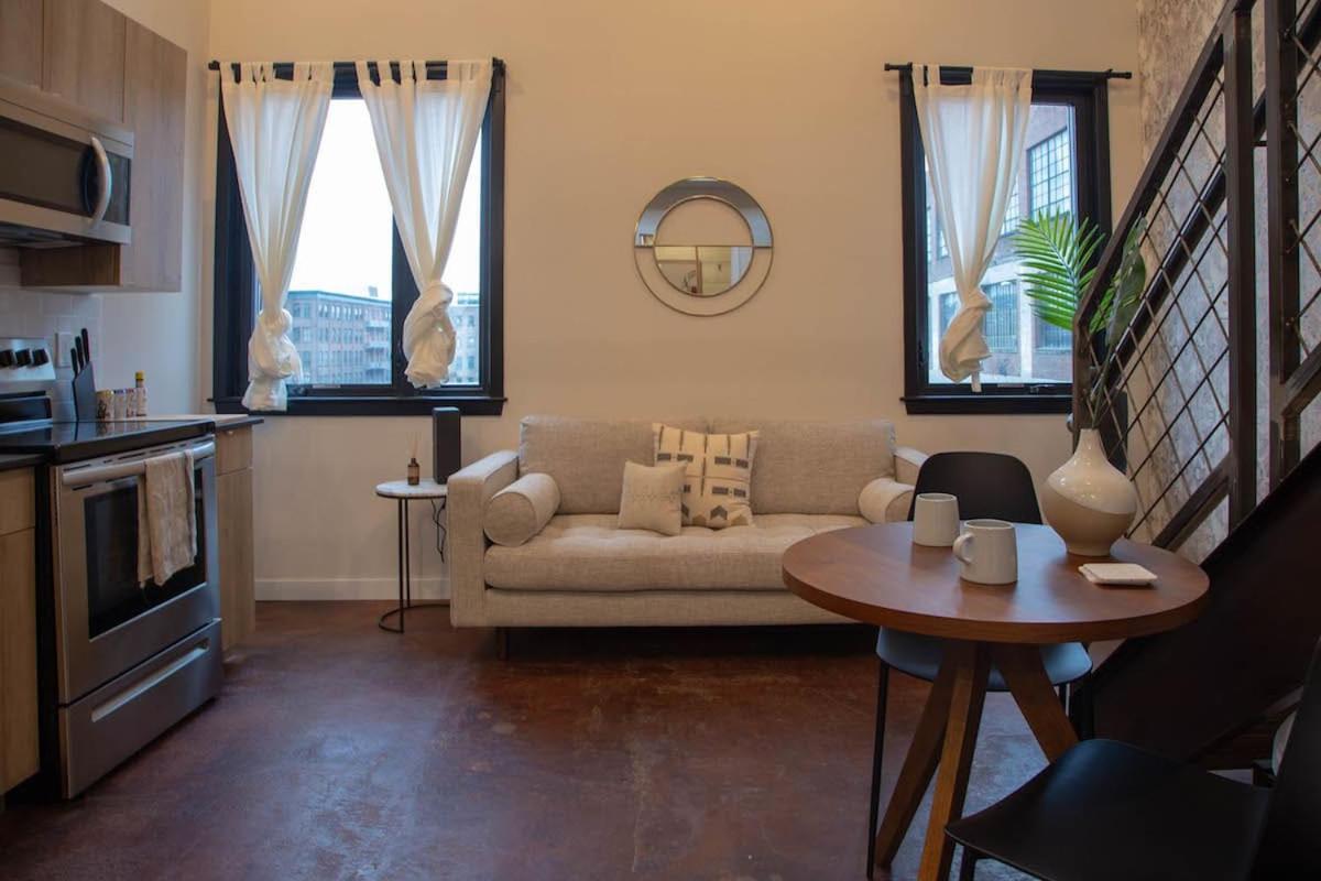 Reading Viaduct Loft, Center, Contactless Check In Apartment Philadelphia
