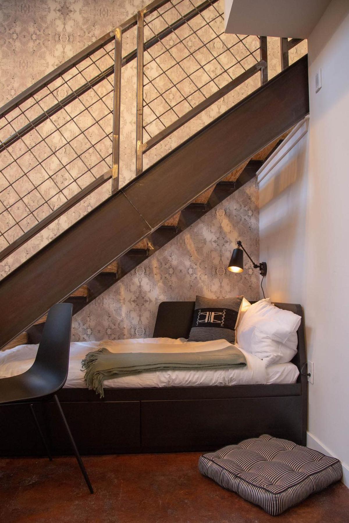 Reading Viaduct Loft, Center, Contactless Check In Apartment