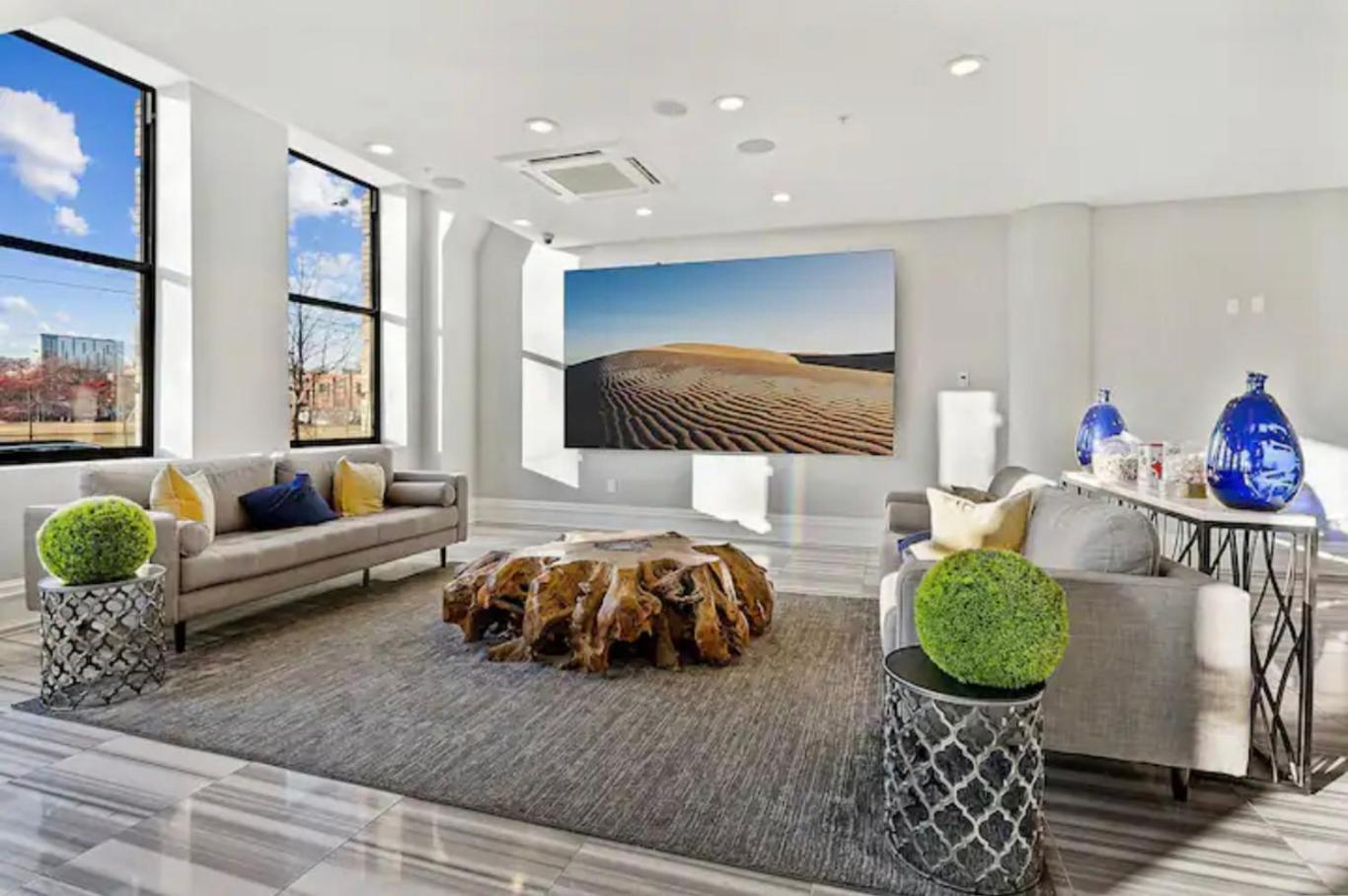 Luxury Near Center Apartment *