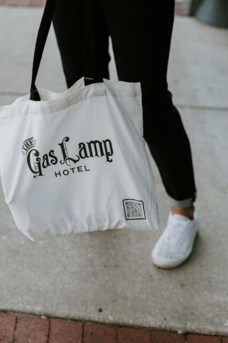 The Gas Lamp - Adams Apartment *
